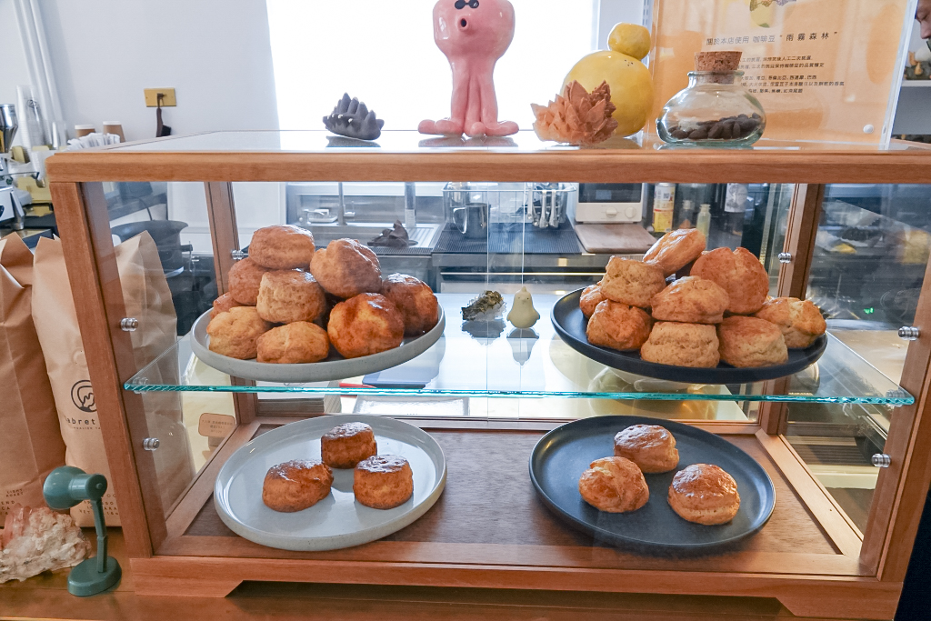 花蓮新城美食-Cabret Cafe-台九線上，藝術畫廊般的日雜文青風格咖啡廳/寵物友善 @靜兒貪吃遊玩愛分享