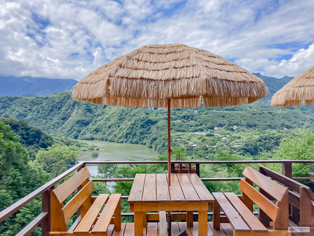 桃園復興景點-森鄰水岸景觀咖啡館-坐擁絕美森林水岸第一排！峇里島風格茅草傘座位，免服務費，平日不限時，有停車場 @靜兒貪吃遊玩愛分享