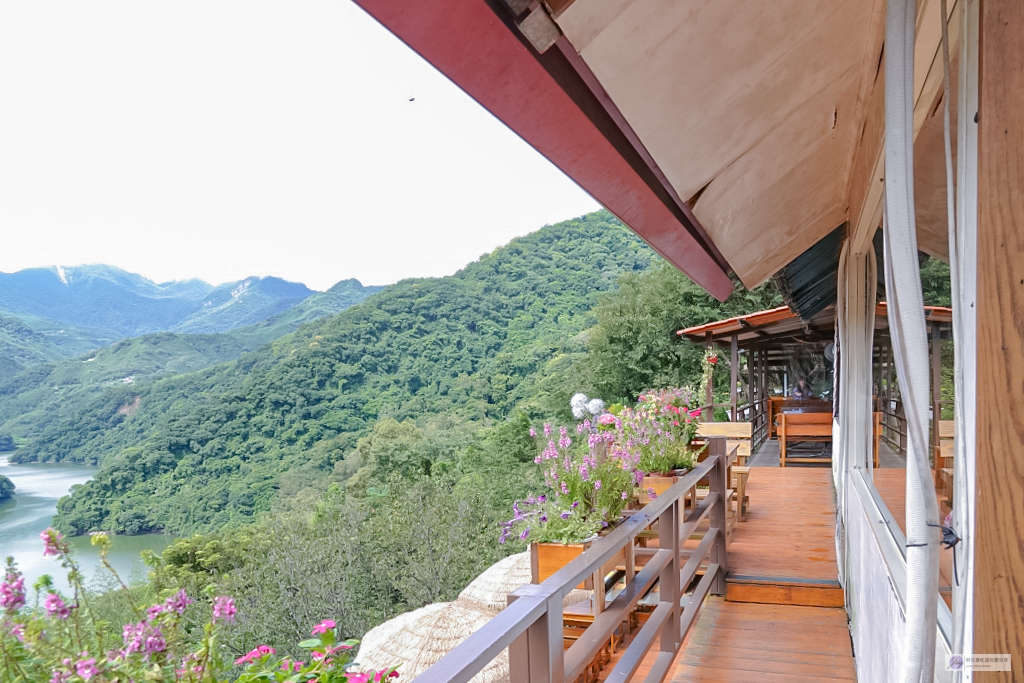 桃園復興景點-森鄰水岸景觀咖啡館-坐擁絕美森林水岸第一排！峇里島風格茅草傘座位，免服務費，平日不限時，有停車場 @靜兒貪吃遊玩愛分享