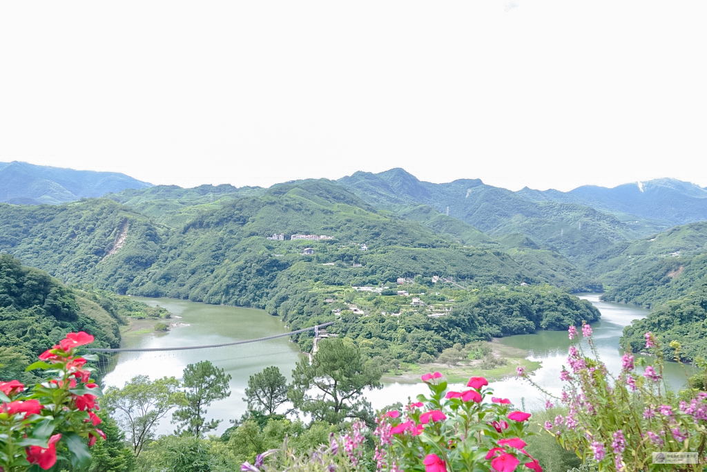 桃園復興景點-森鄰水岸景觀咖啡館-坐擁絕美森林水岸第一排！峇里島風格茅草傘座位，免服務費，平日不限時，有停車場 @靜兒貪吃遊玩愛分享