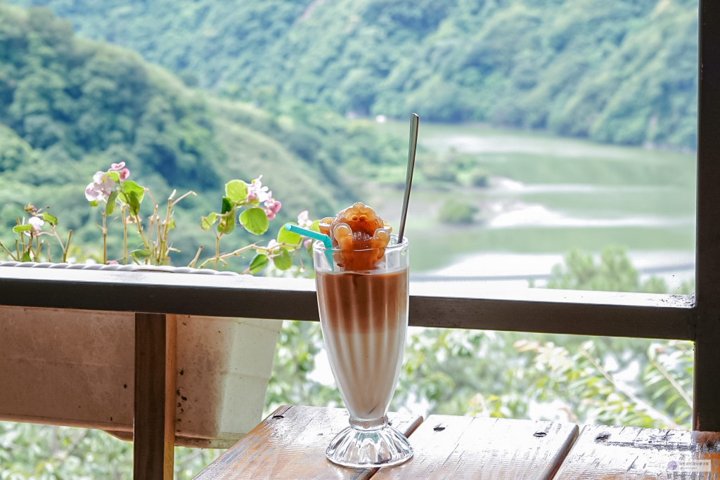 桃園復興景點-森鄰水岸景觀咖啡館-坐擁絕美森林水岸第一排！峇里島風格茅草傘座位，免服務費，平日不限時，有停車場 @靜兒貪吃遊玩愛分享