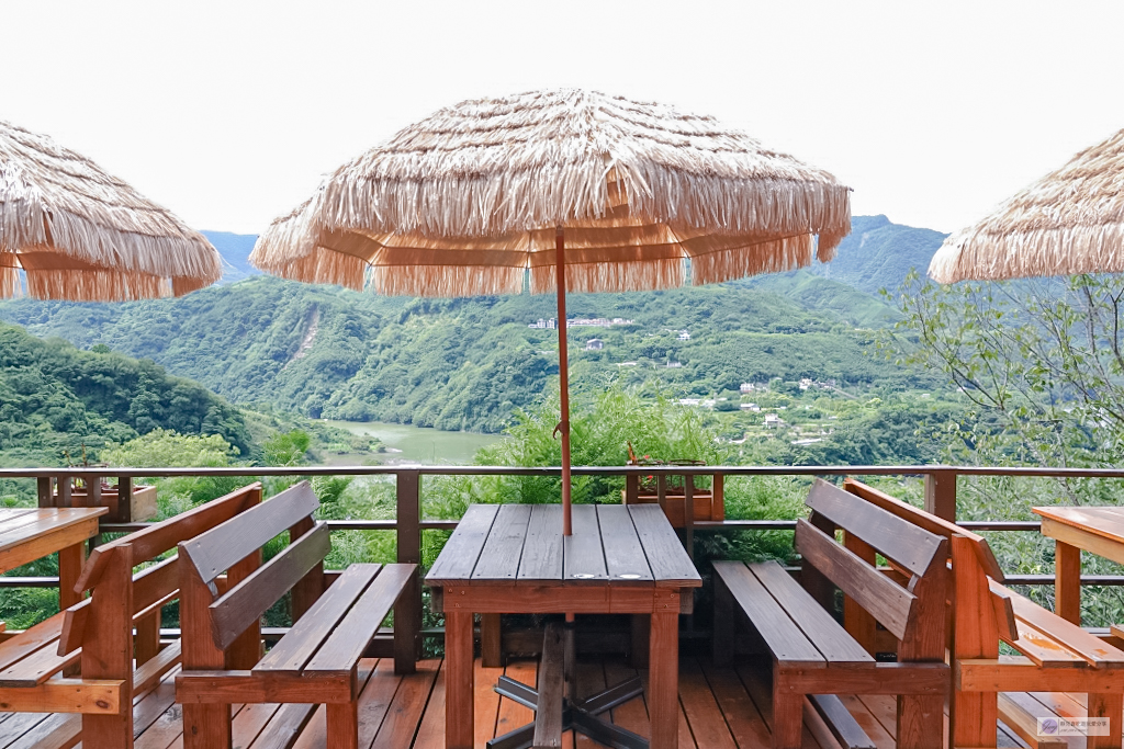 桃園復興景點-森鄰水岸景觀咖啡館-坐擁絕美森林水岸第一排！峇里島風格茅草傘座位，免服務費，平日不限時，有停車場 @靜兒貪吃遊玩愛分享