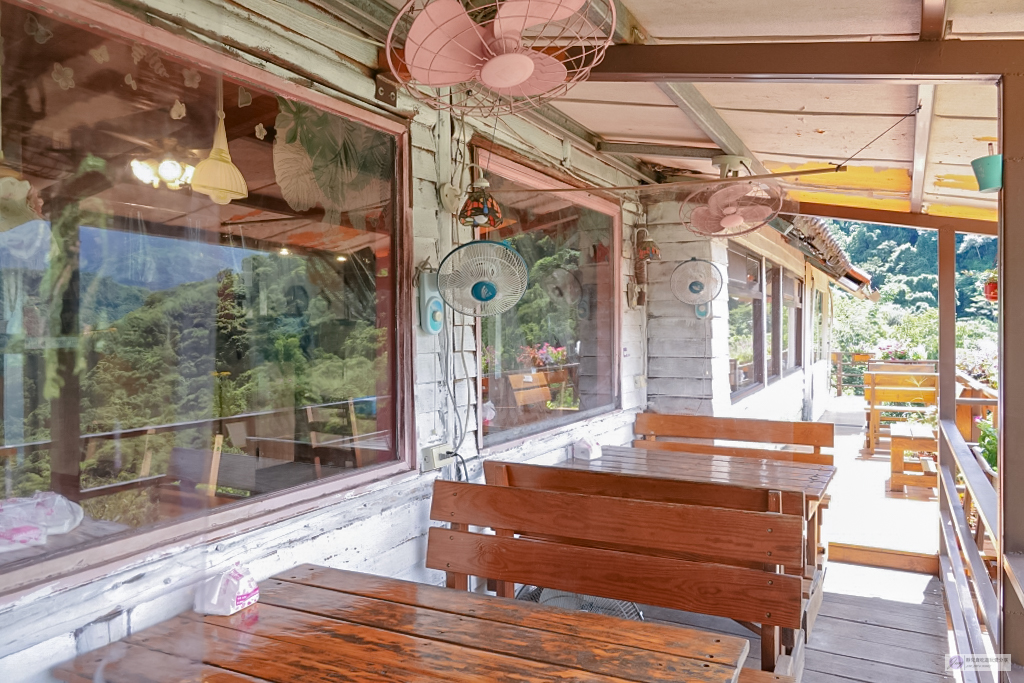 桃園復興景點-森鄰水岸景觀咖啡館-坐擁絕美森林水岸第一排！峇里島風格茅草傘座位，免服務費，平日不限時，有停車場 @靜兒貪吃遊玩愛分享