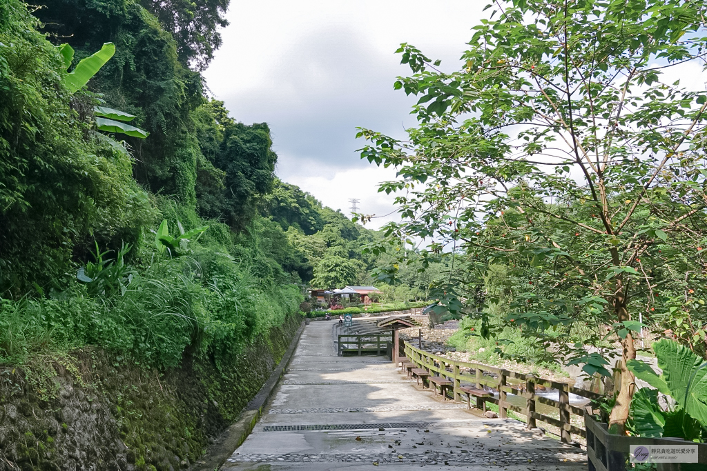 桃園龍潭景點-階梯式千層瀑布-隱藏版戲水秘境！免費玩水、天然溪水、百大建築大平紅橋 @靜兒貪吃遊玩愛分享