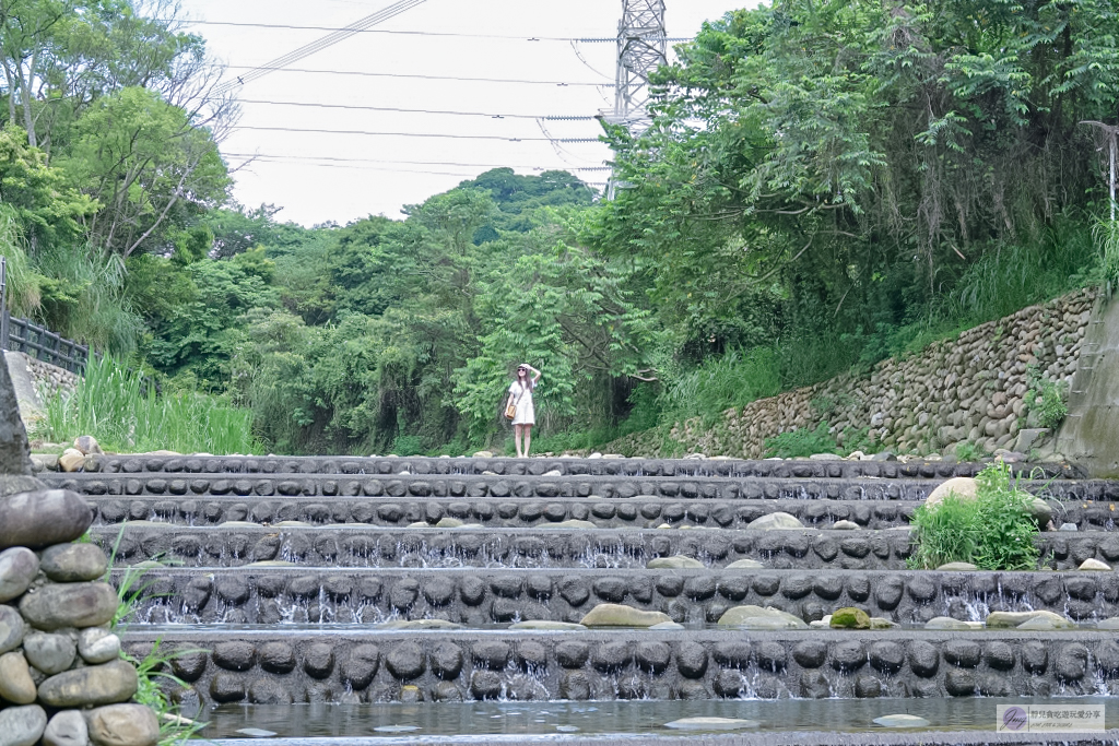 桃園龍潭景點-階梯式千層瀑布-隱藏版戲水秘境！免費玩水、天然溪水、百大建築大平紅橋 @靜兒貪吃遊玩愛分享