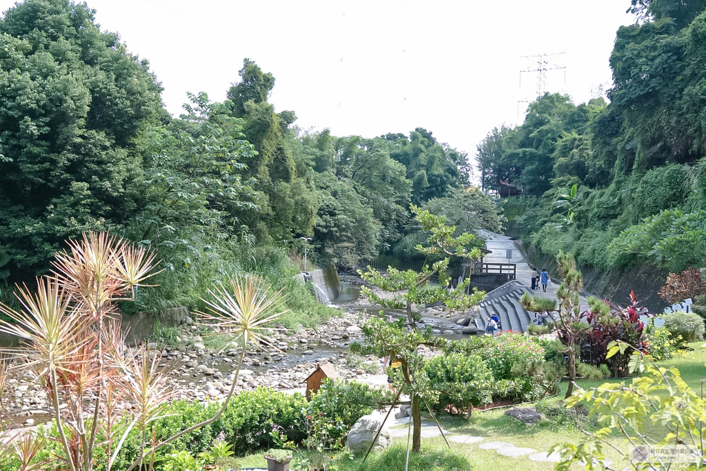 桃園龍潭美食-鹿點咖啡 千瀑店-隱藏在千層瀑布堤岸旁的秘境咖啡館/免費天然活水小圳泡腳池 @靜兒貪吃遊玩愛分享