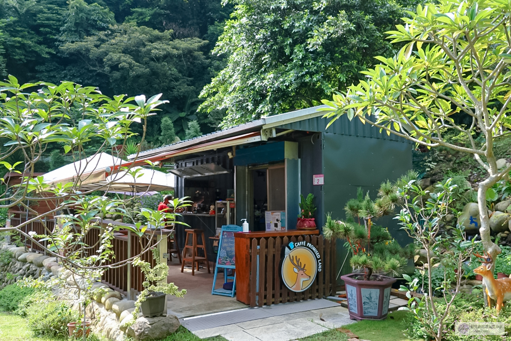 桃園龍潭美食-鹿點咖啡 千瀑店-隱藏在千層瀑布堤岸旁的秘境咖啡館/免費天然活水小圳泡腳池 @靜兒貪吃遊玩愛分享