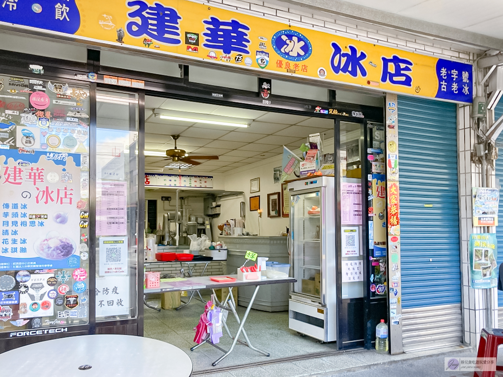 宜蘭南澳美食-建華冰店-台9線上近70年的老字號冰店，必點招牌傳到冰加生雞蛋 @靜兒貪吃遊玩愛分享