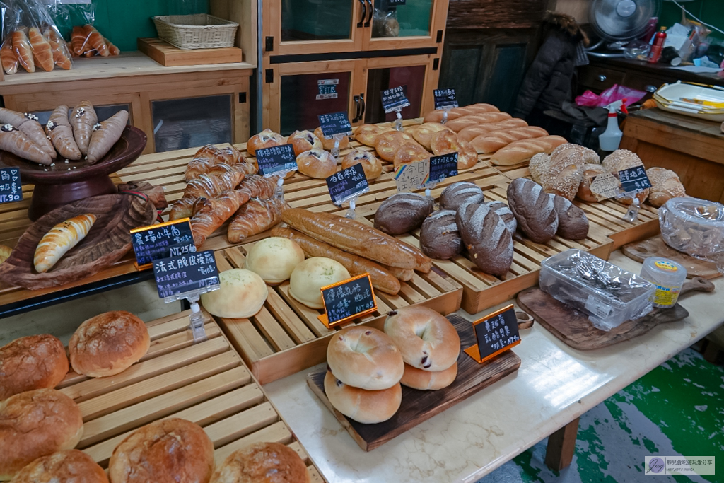 桃園龍潭美食-農場麵包Farm Bread-復古老宅裡的老麵麵包，多達40種以上口味，海鹽捲、貝果、生吐司銷售常勝軍 @靜兒貪吃遊玩愛分享