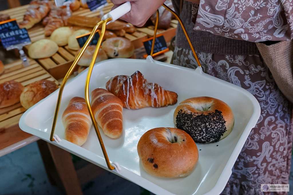 桃園龍潭美食-農場麵包Farm Bread-復古老宅裡的老麵麵包，多達40種以上口味，海鹽捲、貝果、生吐司銷售常勝軍 @靜兒貪吃遊玩愛分享