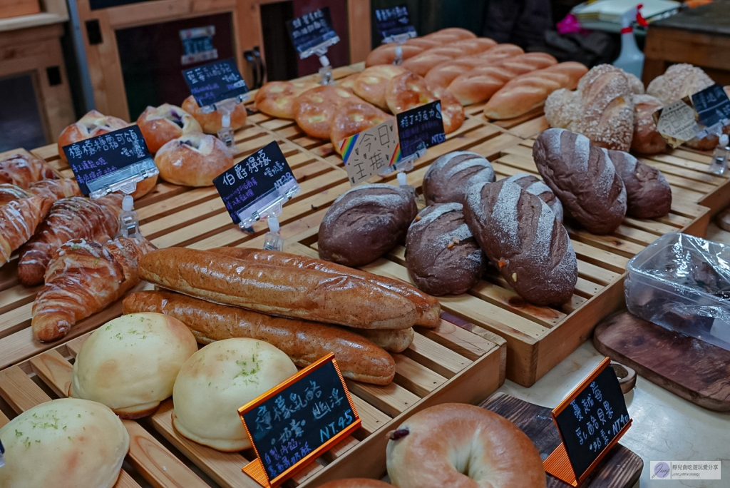 桃園龍潭美食-農場麵包Farm Bread-復古老宅裡的老麵麵包，多達40種以上口味，海鹽捲、貝果、生吐司銷售常勝軍 @靜兒貪吃遊玩愛分享