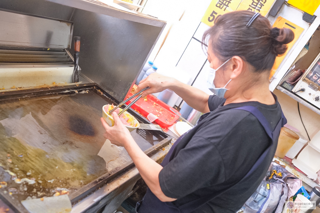 桃園中壢美食-緣生緣新疆蛋餅-在地人超推的隱藏版銅板美食，大份量酥脆餅皮滿出來的餡料，孜然味很特別 @靜兒貪吃遊玩愛分享