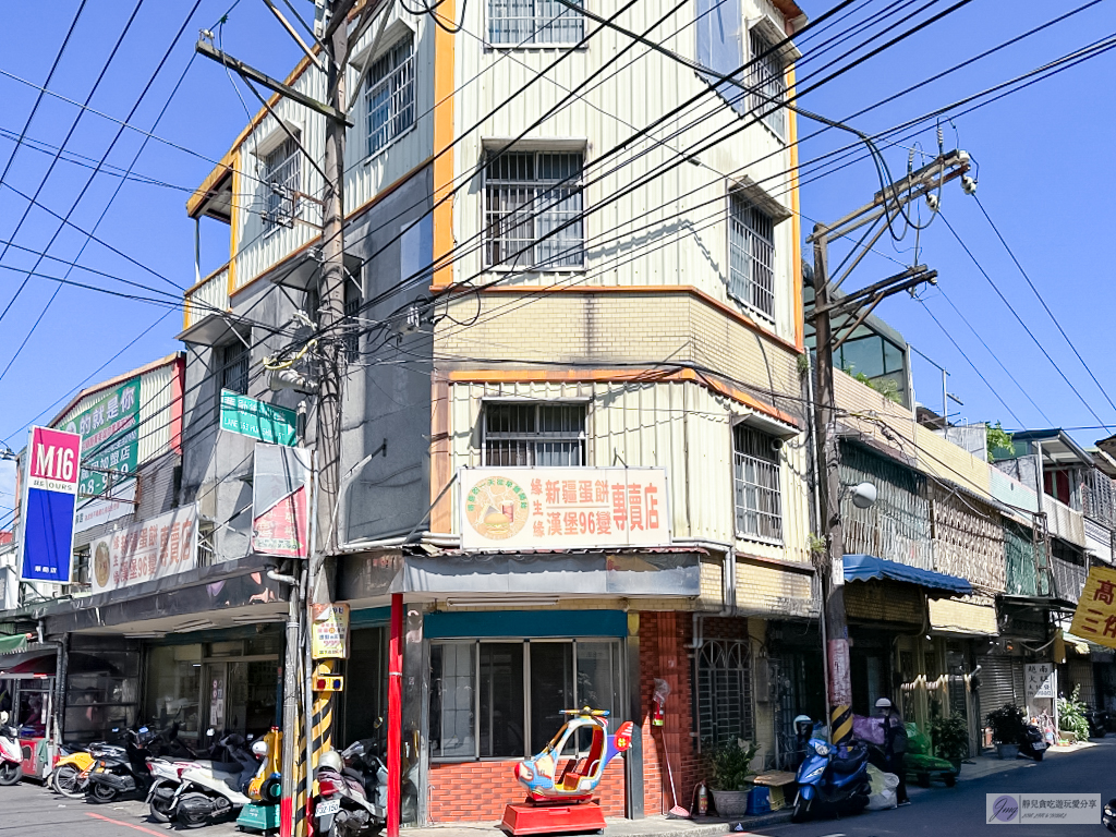 桃園中壢美食-緣生緣新疆蛋餅-在地人超推的隱藏版銅板美食，大份量酥脆餅皮滿出來的餡料，孜然味很特別 @靜兒貪吃遊玩愛分享