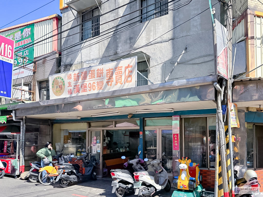 桃園中壢美食-緣生緣新疆蛋餅-在地人超推的隱藏版銅板美食，大份量酥脆餅皮滿出來的餡料，孜然味很特別 @靜兒貪吃遊玩愛分享