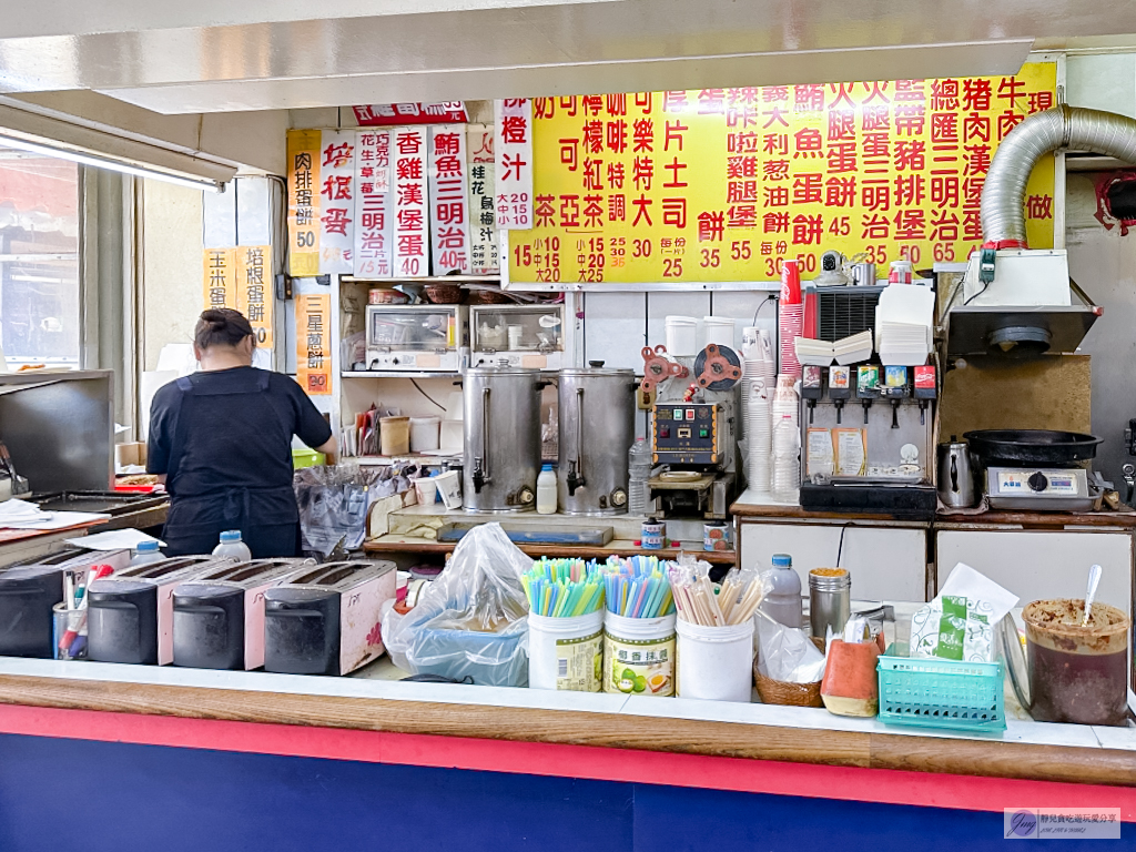 桃園中壢美食-緣生緣新疆蛋餅-在地人超推的隱藏版銅板美食，大份量酥脆餅皮滿出來的餡料，孜然味很特別 @靜兒貪吃遊玩愛分享