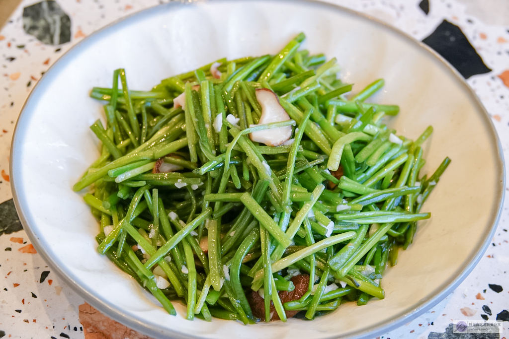 桃園美食-湯明茶樓-來自新竹50年老宅品牌，百貨裡的老式仿古摩登鐵花窗，嚴選台灣好茶佐新式台菜料理 @靜兒貪吃遊玩愛分享