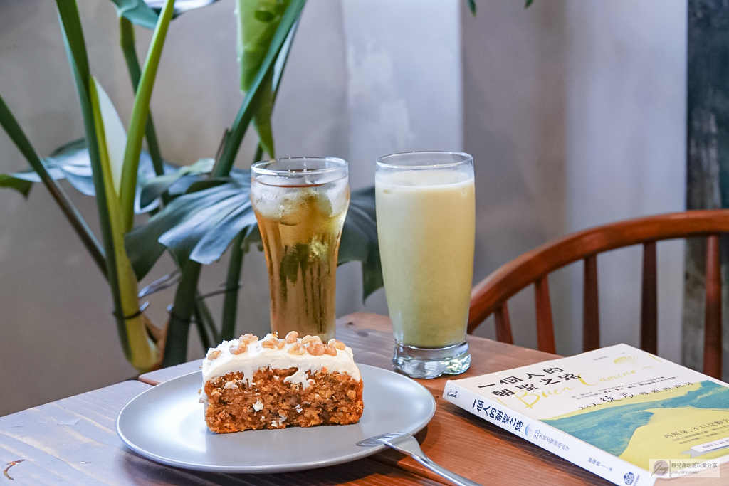 桃園楊梅美食-找一個地方-偽歐洲了浪漫街景、偽香港的舊樓階梯，隱藏在社區內的秘境咖啡廳 @靜兒貪吃遊玩愛分享