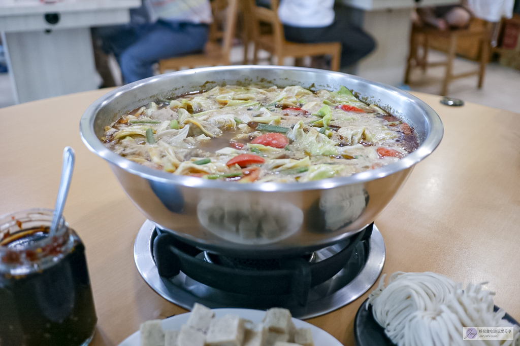 桃園美食-老余牛家莊-霸氣鋼盆牛肉鍋，加20元麵秒變牛肉麵，苗栗在地經營40年老字號桃園分店 @靜兒貪吃遊玩愛分享