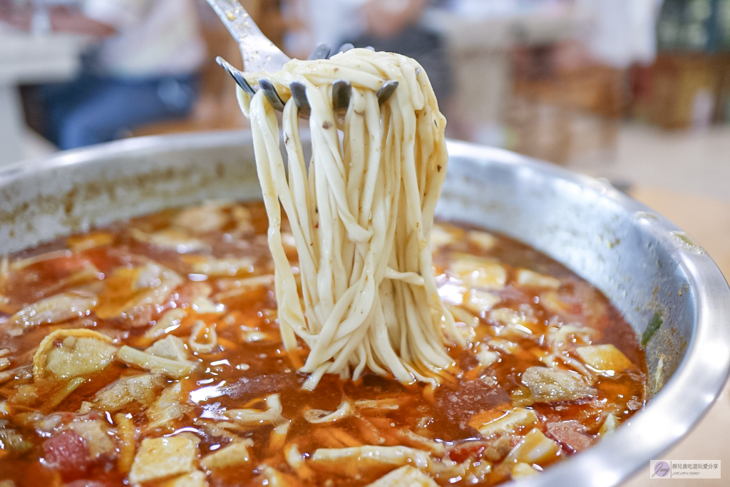 桃園美食-老余牛家莊-霸氣鋼盆牛肉鍋，加20元麵秒變牛肉麵，苗栗在地經營40年老字號桃園分店 @靜兒貪吃遊玩愛分享