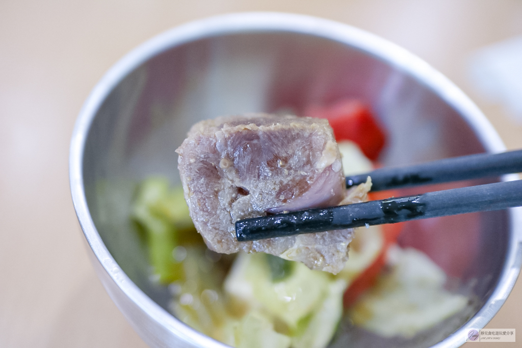 桃園美食-老余牛家莊-霸氣鋼盆牛肉鍋，加20元麵秒變牛肉麵，苗栗在地經營40年老字號桃園分店 @靜兒貪吃遊玩愛分享