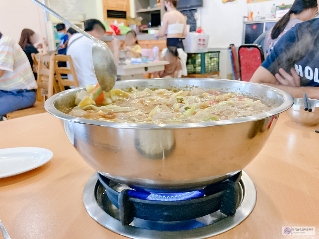 桃園美食-老余牛家莊-霸氣鋼盆牛肉鍋，加20元麵秒變牛肉麵，苗栗在地經營40年老字號桃園分店 @靜兒貪吃遊玩愛分享