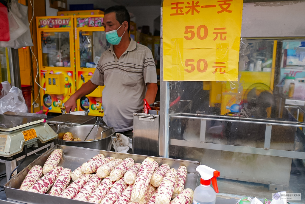 彰化員林美食-員林中正郵局烤玉米-在地經營45年以上的古早味炭烤玉米，超大一隻只要50元 @靜兒貪吃遊玩愛分享