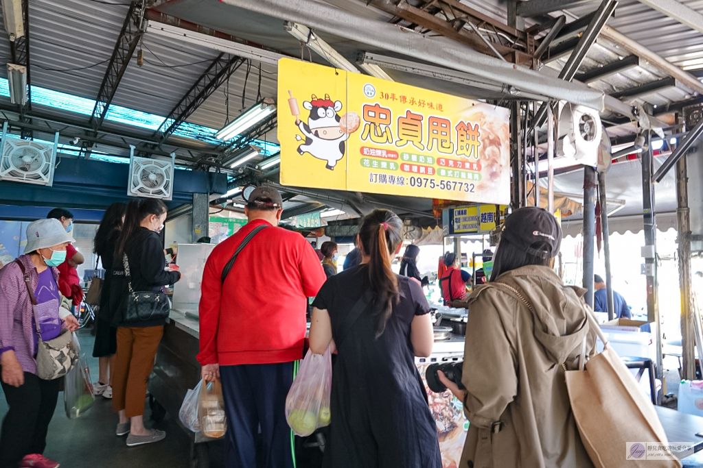 桃園中壢美食-忠貞甩餅-傳承30年以上，外皮酥脆的特色甩餅，多達8種甜鹹口味 @靜兒貪吃遊玩愛分享