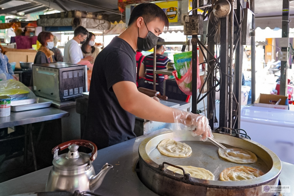 桃園中壢美食-忠貞甩餅-傳承30年以上，外皮酥脆的特色甩餅，多達8種甜鹹口味 @靜兒貪吃遊玩愛分享