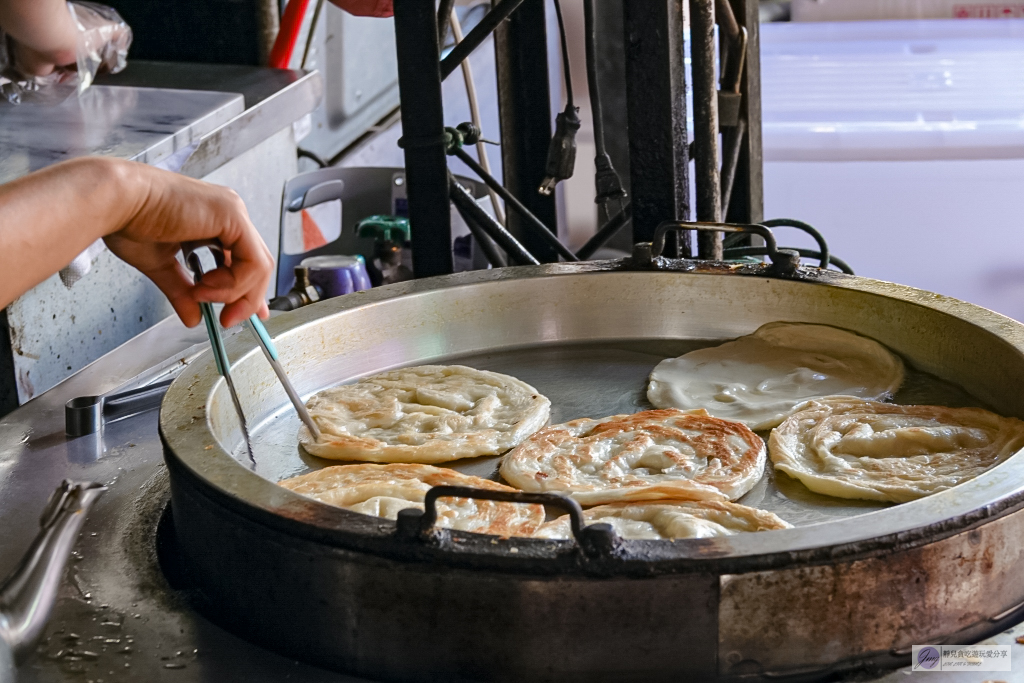 桃園中壢美食-忠貞甩餅-傳承30年以上，外皮酥脆的特色甩餅，多達8種甜鹹口味 @靜兒貪吃遊玩愛分享