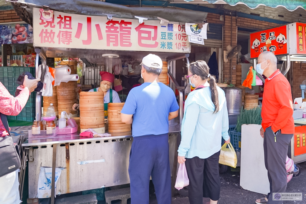 桃園中壢美食-忠貞祖傳現做小籠包-在地經營10幾年的排隊美食/老麵發酵軟Q好吃 @靜兒貪吃遊玩愛分享