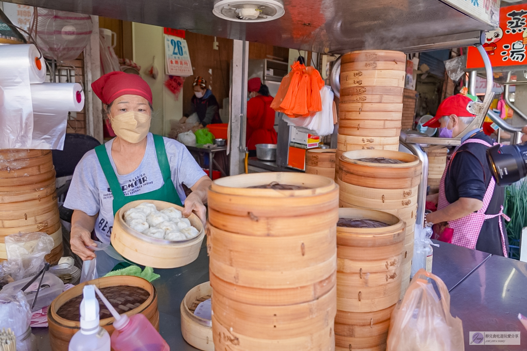 桃園中壢美食-忠貞祖傳現做小籠包-在地經營10幾年的排隊美食/老麵發酵軟Q好吃 @靜兒貪吃遊玩愛分享