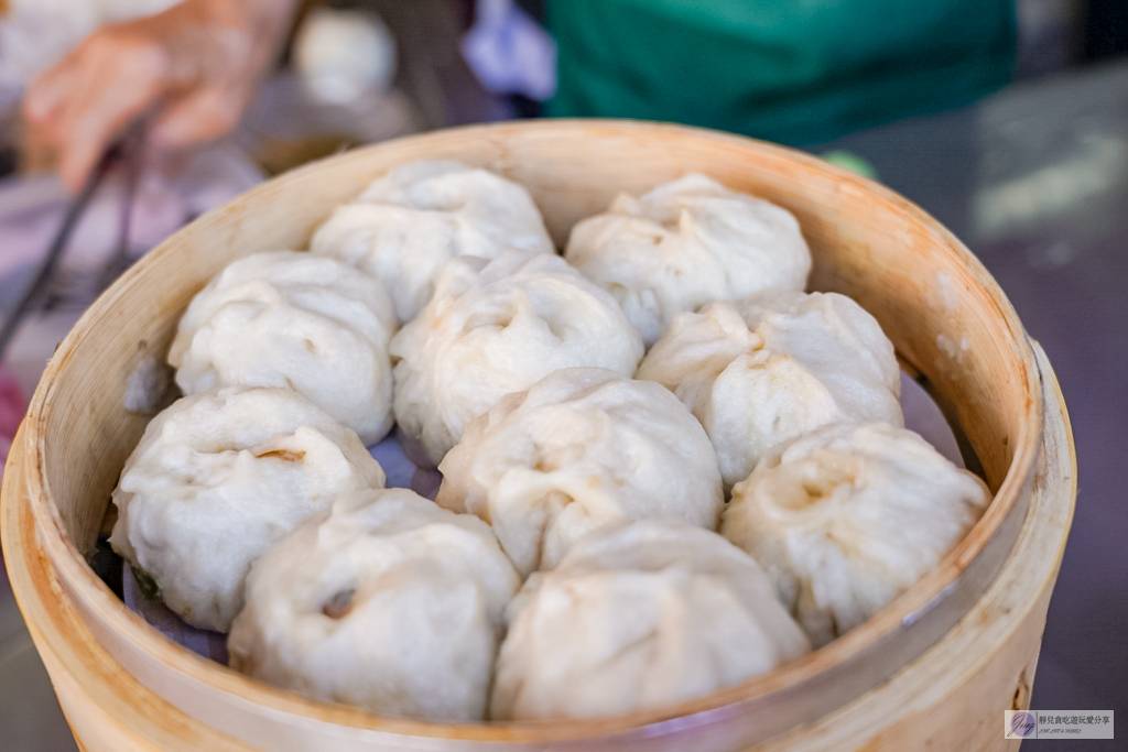 桃園中壢美食-忠貞祖傳現做小籠包-在地經營10幾年的排隊美食/老麵發酵軟Q好吃 @靜兒貪吃遊玩愛分享