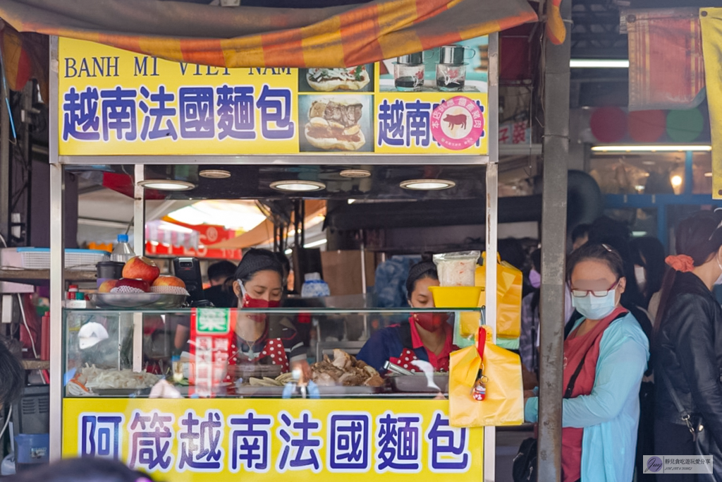 桃園中壢美食-阿箴越南法國麵包-隱藏於鐵皮屋，鄉民超推在地排隊銅板小吃/忠貞市場內 @靜兒貪吃遊玩愛分享