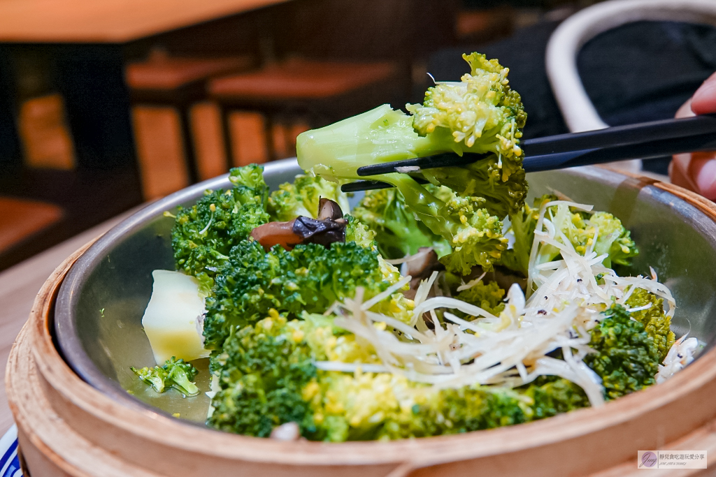 桃園美食-一鋒杭麵食館-桃園小鼎泰豐！皮薄多汁的蝦仁燒賣，很有水準的排骨蛋炒飯 @靜兒貪吃遊玩愛分享