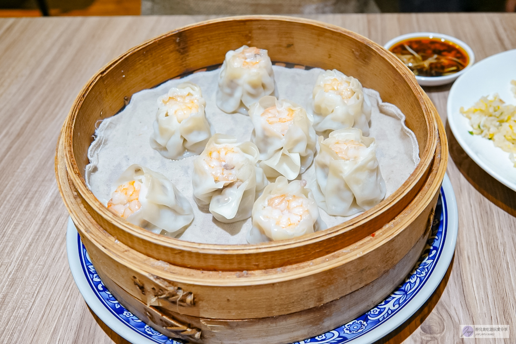 桃園美食-一鋒杭麵食館-桃園小鼎泰豐！皮薄多汁的蝦仁燒賣，很有水準的排骨蛋炒飯 @靜兒貪吃遊玩愛分享