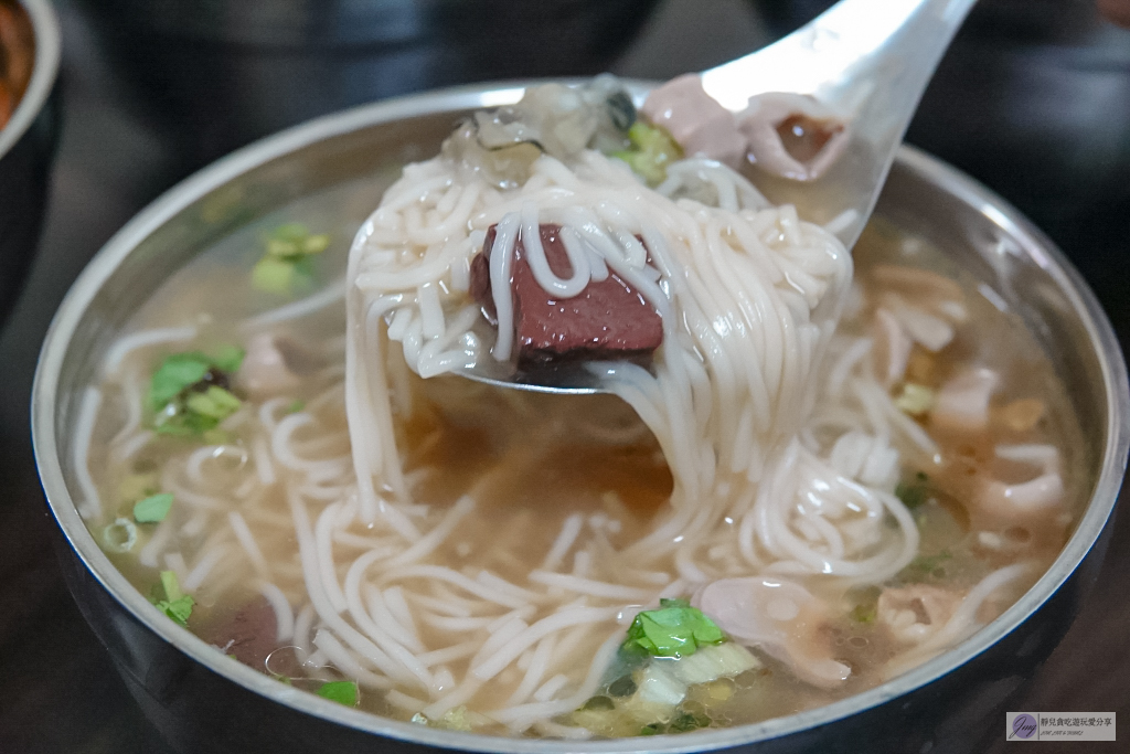 金門美食-小莓小吃店-在地經營50年古早味！！滿滿的海蚵乾麵很超值，比臉大雞排只要65元，學生的最愛！ @靜兒貪吃遊玩愛分享