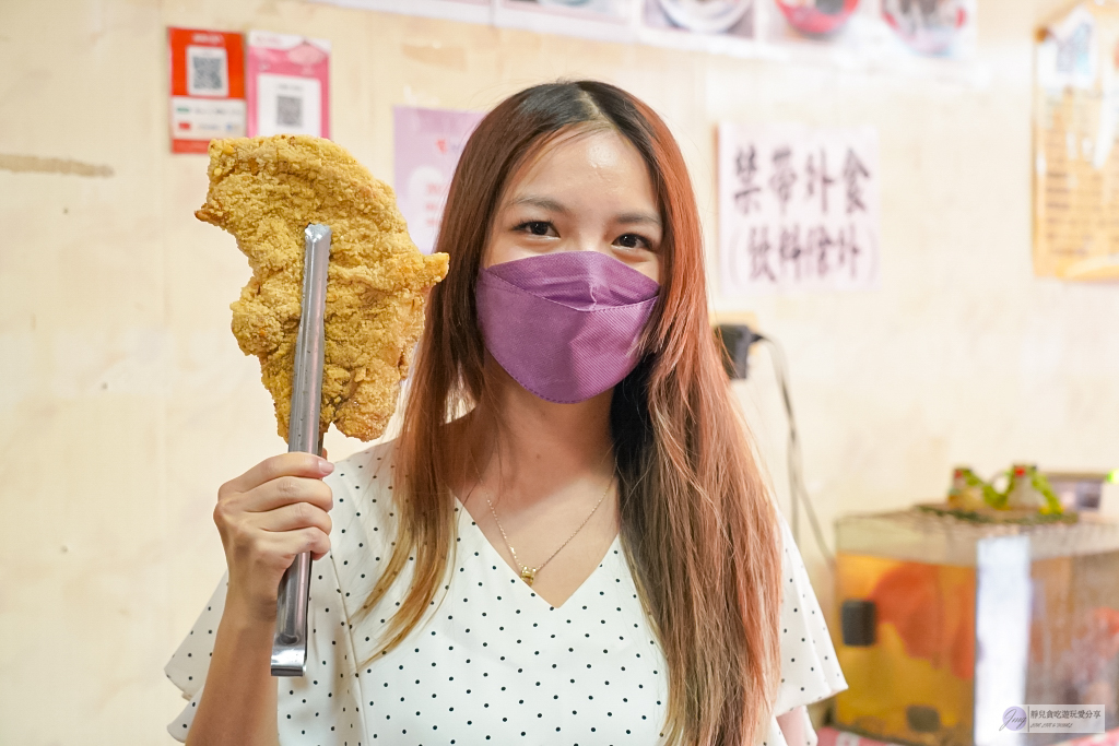 金門美食-小莓小吃店-在地經營50年古早味！！滿滿的海蚵乾麵很超值，比臉大雞排只要65元，學生的最愛！ @靜兒貪吃遊玩愛分享