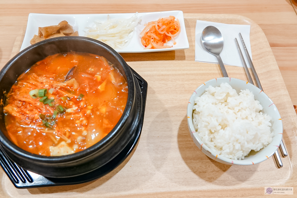 桃園美食-집밥 家飯韓食堂-簡約溫馨的韓式料理店，辣豆腐鍋、石鍋拌飯必點/鄰近藝文特區 @靜兒貪吃遊玩愛分享