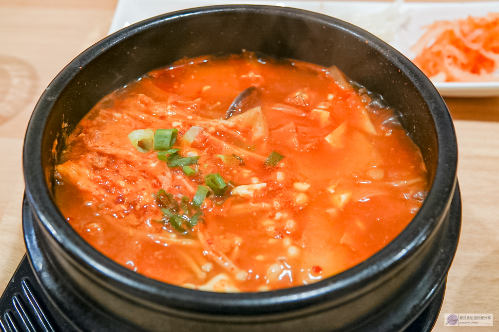 桃園美食-집밥 家飯韓食堂-簡約溫馨的韓式料理店，辣豆腐鍋、石鍋拌飯必點/鄰近藝文特區 @靜兒貪吃遊玩愛分享