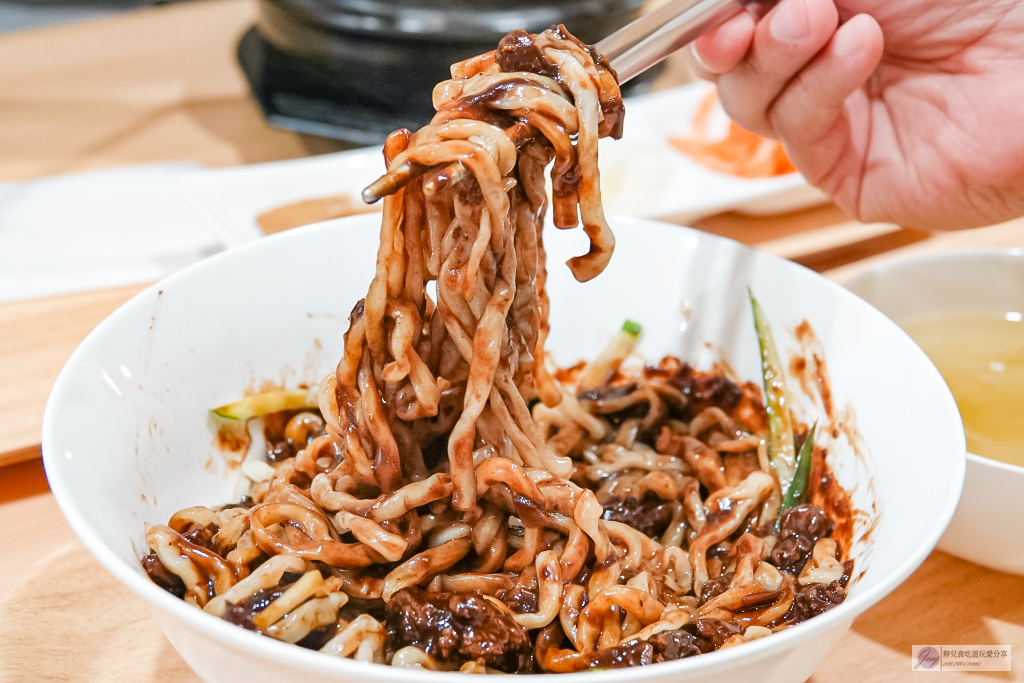 桃園美食-집밥 家飯韓食堂-簡約溫馨的韓式料理店，辣豆腐鍋、石鍋拌飯必點/鄰近藝文特區 @靜兒貪吃遊玩愛分享