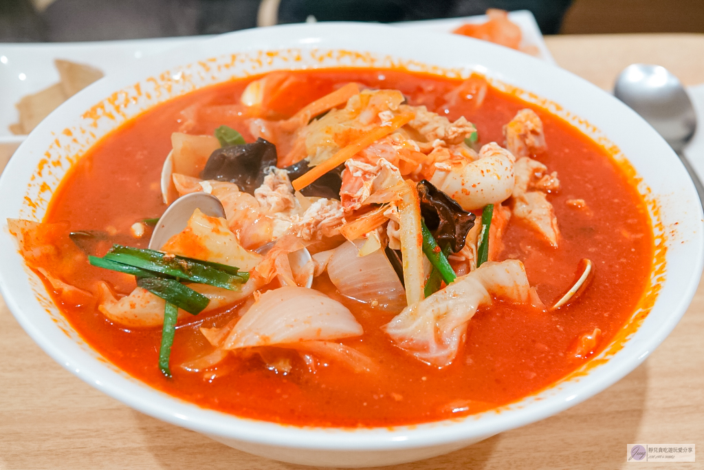 桃園美食-집밥 家飯韓食堂-簡約溫馨的韓式料理店，辣豆腐鍋、石鍋拌飯必點/鄰近藝文特區 @靜兒貪吃遊玩愛分享