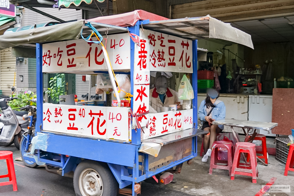 桃園中壢美食-無名三輪車阿伯豆花-70歲地方阿伯經營44年，薑味濃郁夠勁的古早味薑汁豆花，一碗只要40元 @靜兒貪吃遊玩愛分享