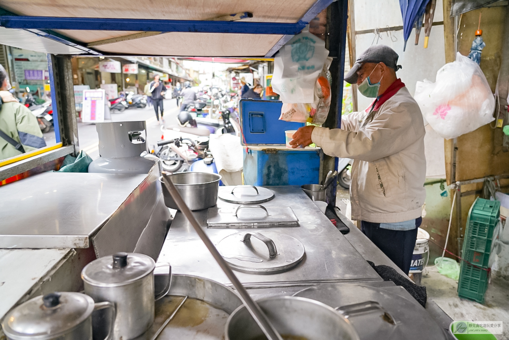 桃園中壢美食-無名三輪車阿伯豆花-70歲地方阿伯經營44年，薑味濃郁夠勁的古早味薑汁豆花，一碗只要40元 @靜兒貪吃遊玩愛分享