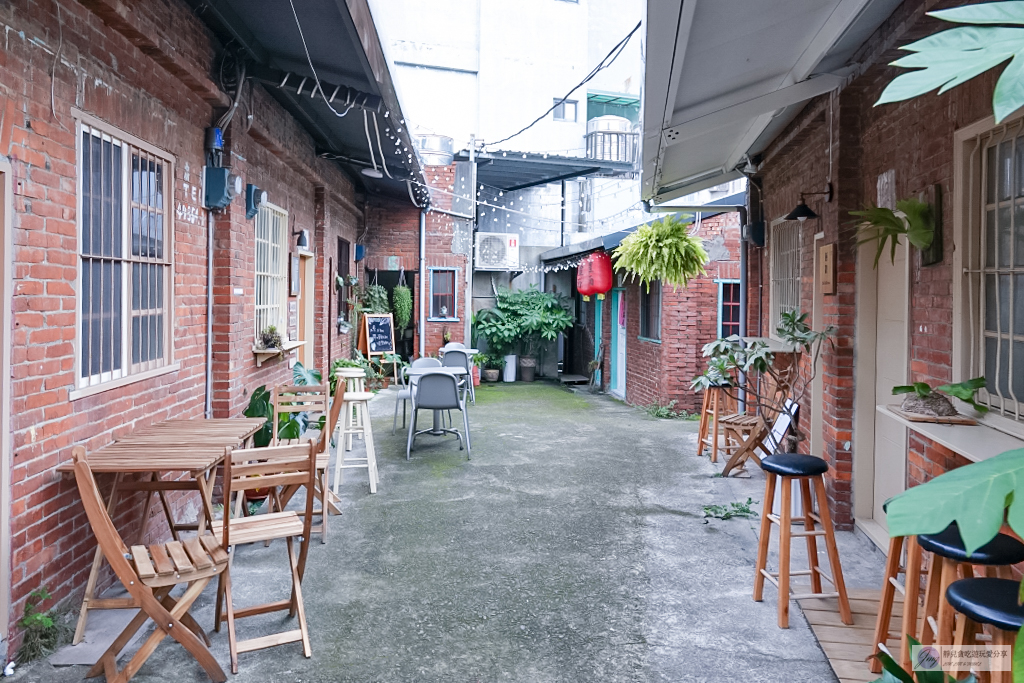 桃園中壢美食-Baker Street 貝克街早午餐-隱身在老宅小巷內，韓系文青質感早午餐/鄰近中原大學/寵物友善 @靜兒貪吃遊玩愛分享