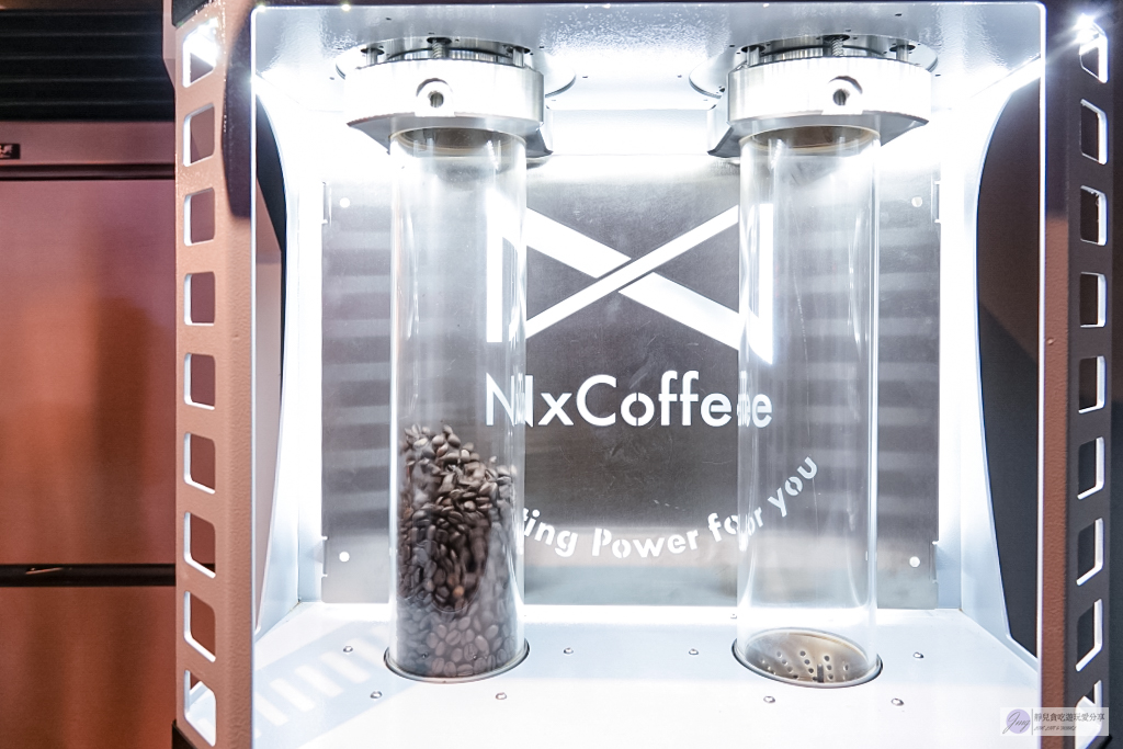 桃園美食-NxCoffee 藝文直營店-鬧區裡俐落時尚科技感的不限時咖啡廳/輕食 咖啡 酒品/藝文特區商圈/寵物友善餐廳 @靜兒貪吃遊玩愛分享