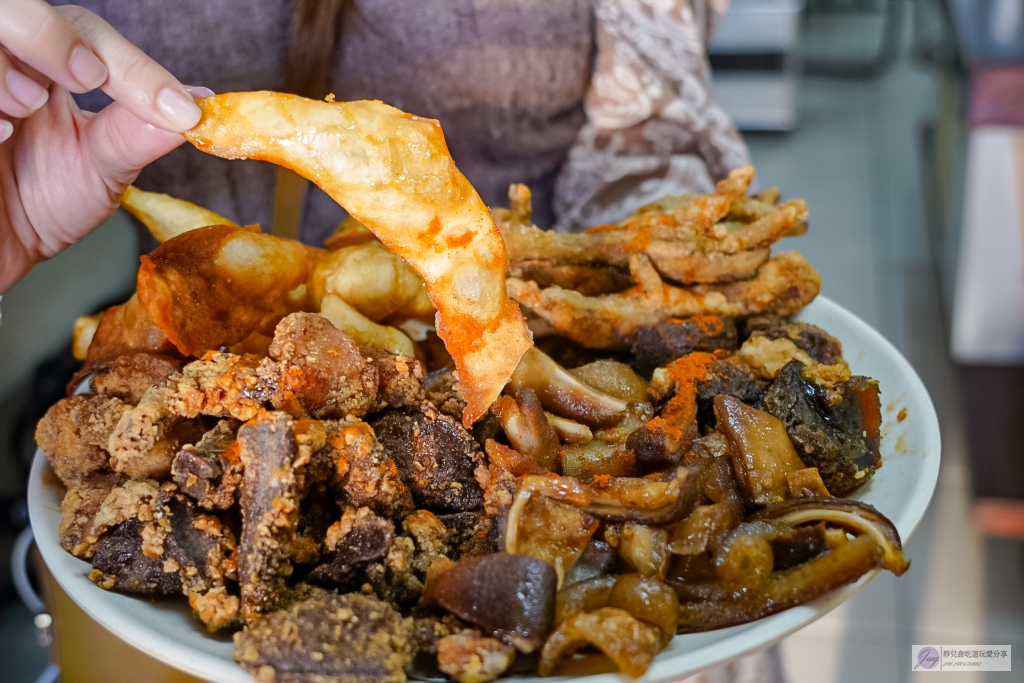 桃園龍潭美食-丫嬤ㄟ功夫-隱藏在住宅一樓無招牌鹹酥雞，超酥脆炸蛋餅30元，炸豬皮豬肚豬肝你敢挑戰嗎？ @靜兒貪吃遊玩愛分享