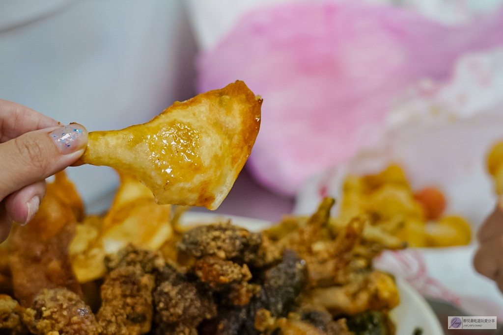 桃園龍潭美食-丫嬤ㄟ功夫-隱藏在住宅一樓無招牌鹹酥雞，超酥脆炸蛋餅30元，炸豬皮豬肚豬肝你敢挑戰嗎？ @靜兒貪吃遊玩愛分享