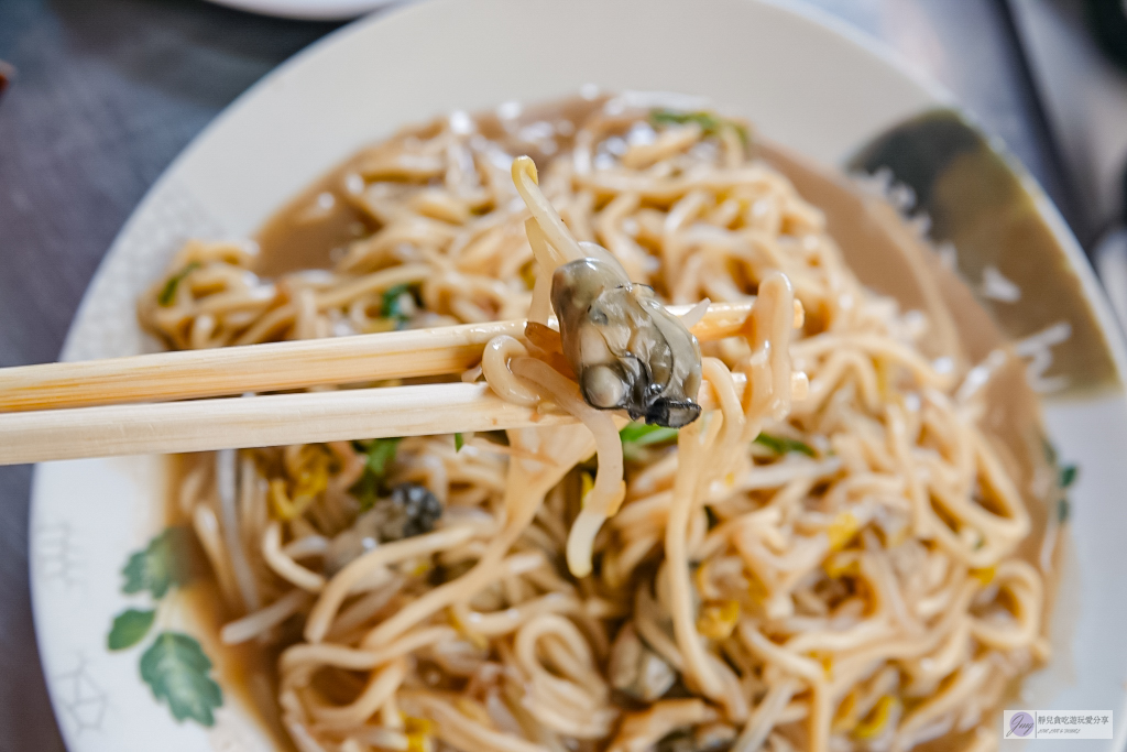 彰化員林美食-黃家 鱟殼炒蚵仔麵-在地80年技藝，快失傳的老手藝，鱟殼炒蚵仔麵只要50元 @靜兒貪吃遊玩愛分享