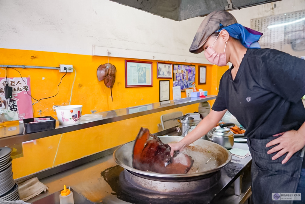 彰化員林美食-黃家 鱟殼炒蚵仔麵-在地80年技藝，快失傳的老手藝，鱟殼炒蚵仔麵只要50元 @靜兒貪吃遊玩愛分享