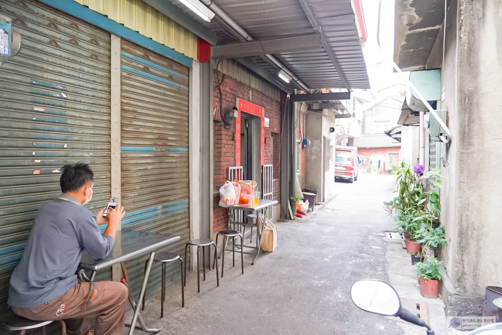 彰化員林美食-黃家 鱟殼炒蚵仔麵-在地80年技藝，快失傳的老手藝，鱟殼炒蚵仔麵只要50元 @靜兒貪吃遊玩愛分享